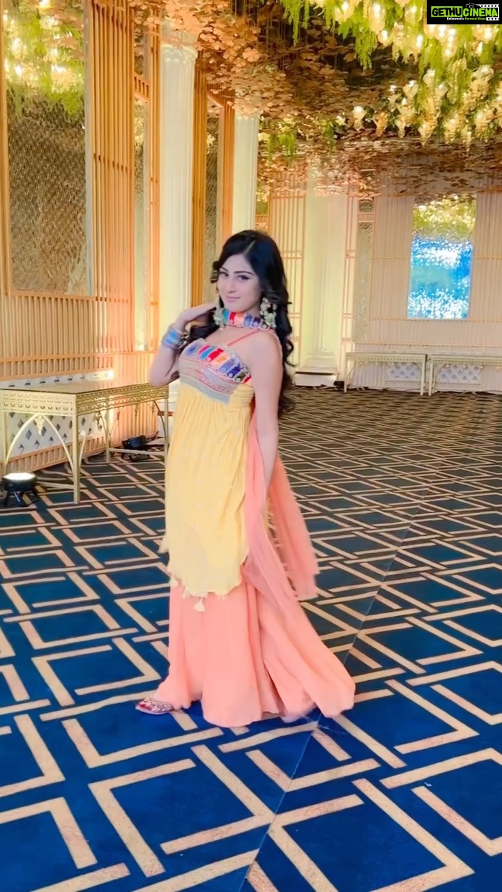 Isha Malviya Instagram - hum kisi ko aasani se milte hi nahi hain!๐๐งก . styled by @sethchetna5 ๐ #jassu#ishamalviya#udaariyaan#onsetreel