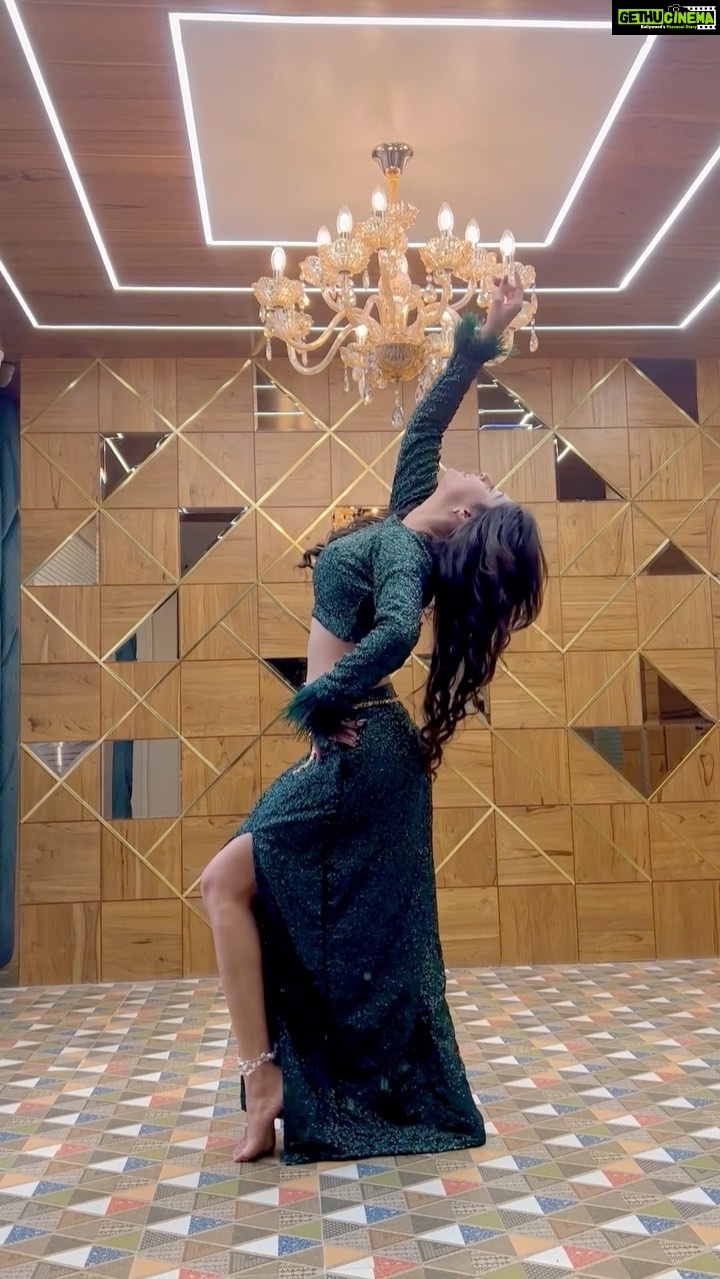 Isha Malviya Instagram - Kusu Kusuππ₯ . Video Credit - @ravii_.5 Location Courtesy - @hairbuzzluxury @hairbuzz_artistry for best salon experience and services visit @hairbuzzluxury and @hairbuzz_artistry π . #ishamalviya #kusukusu #dance #ishamalviyadance #udaariyaan #norafatehi