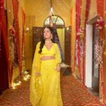 Isha Malviya Instagram - o zaalima💛🙈 . styled by @sethchetna5 @colorstv #ishamalviya#udaariyaan