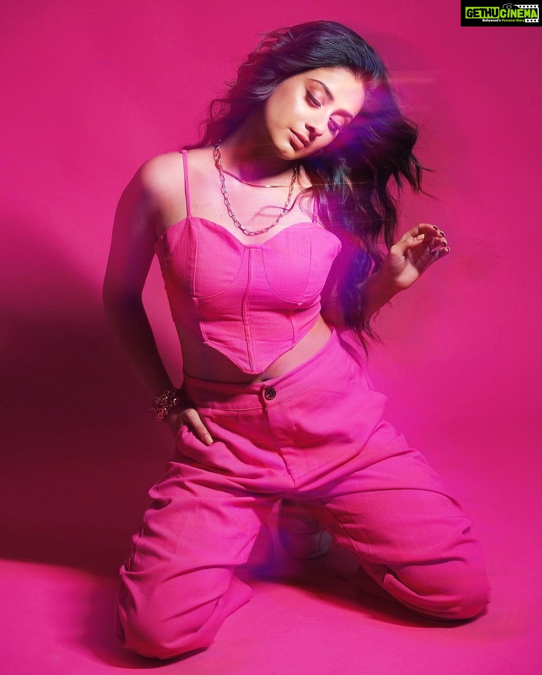 Isha Malviya Instagram - Pinkastic!π #ishamalviya . Photographer: @deepikasdeepclicks Makeup: @makeupbyharpyvirk Hair: @rup_vinder__makeover Styled by: @khwaish_mehta @isshhhbykhwaish Shoot Managed & Executed by: @insyncdigitals