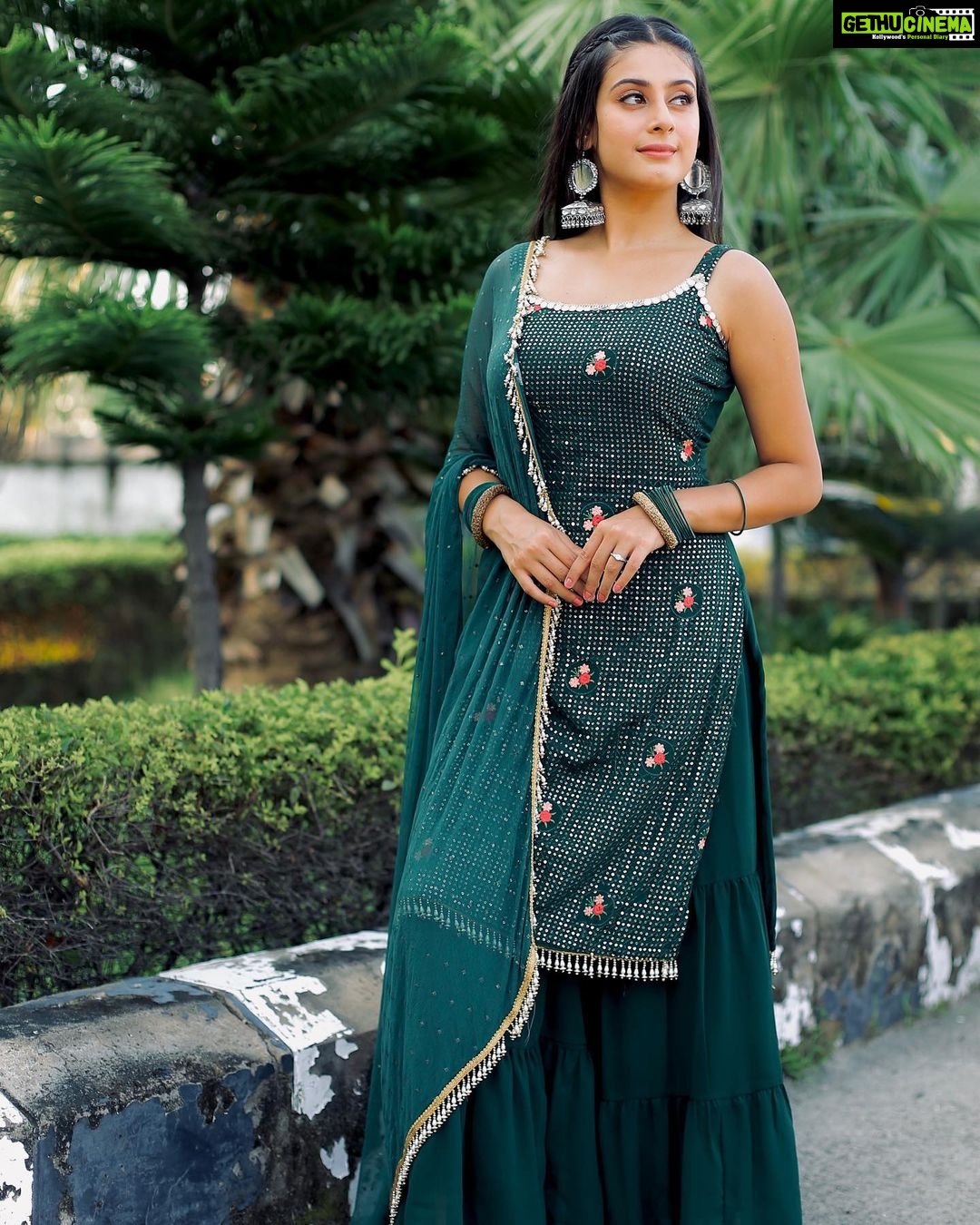 Isha Malviya Instagram - lagi hai teri aadatein mujhe jabse, hai tere bin pal bhi baras lagte!♥️ . Suit from @naari_collections 💚 Picture credit @vikas_photographer_ 📸 . #ishamalviya #udaariyaan #onset #jassu