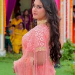 Isha Malviya Instagram - Nigaahon me dekho meri jo hai bas gaya... Wo hai milta tumse hu-bahu!♥️ . which one is your favourite picture, 1st or 2nd?🙈 . Styled by @sethchetna5 💕 Picture credit @vikas_photographer_ 📸 . #ishamalviya#udaariyaan#saree#onset#jassu