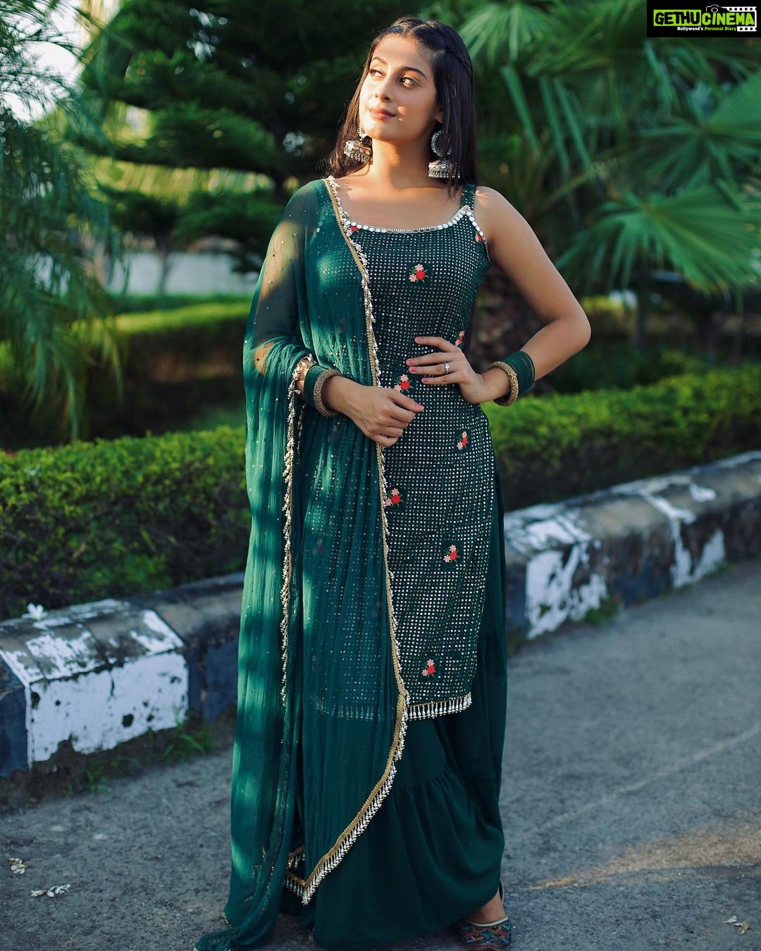 Isha Malviya Instagram - lagi hai teri aadatein mujhe jabse, hai tere bin pal bhi baras lagte!♥️ . Suit from @naari_collections 💚 Picture credit @vikas_photographer_ 📸 . #ishamalviya #udaariyaan #onset #jassu