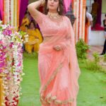 Isha Malviya Instagram - Nigaahon me dekho meri jo hai bas gaya... Wo hai milta tumse hu-bahu!♥️ . which one is your favourite picture, 1st or 2nd?🙈 . Styled by @sethchetna5 💕 Picture credit @vikas_photographer_ 📸 . #ishamalviya#udaariyaan#saree#onset#jassu