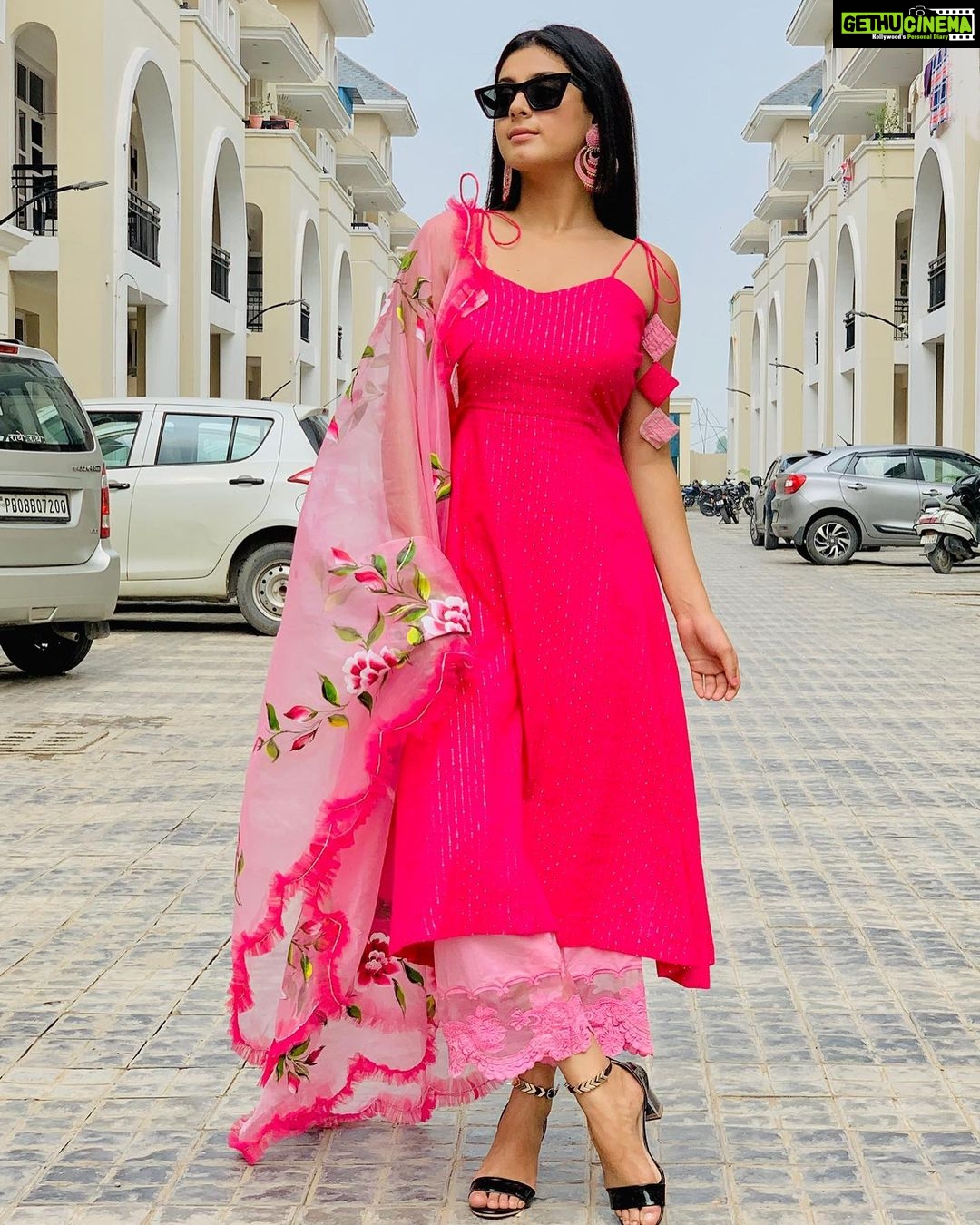 Isha Malviya Instagram - #pinktastic!!💕 . this beautiful suit from @dpsfashions_by_anu 😍 . #ishamalviya#pink#monday