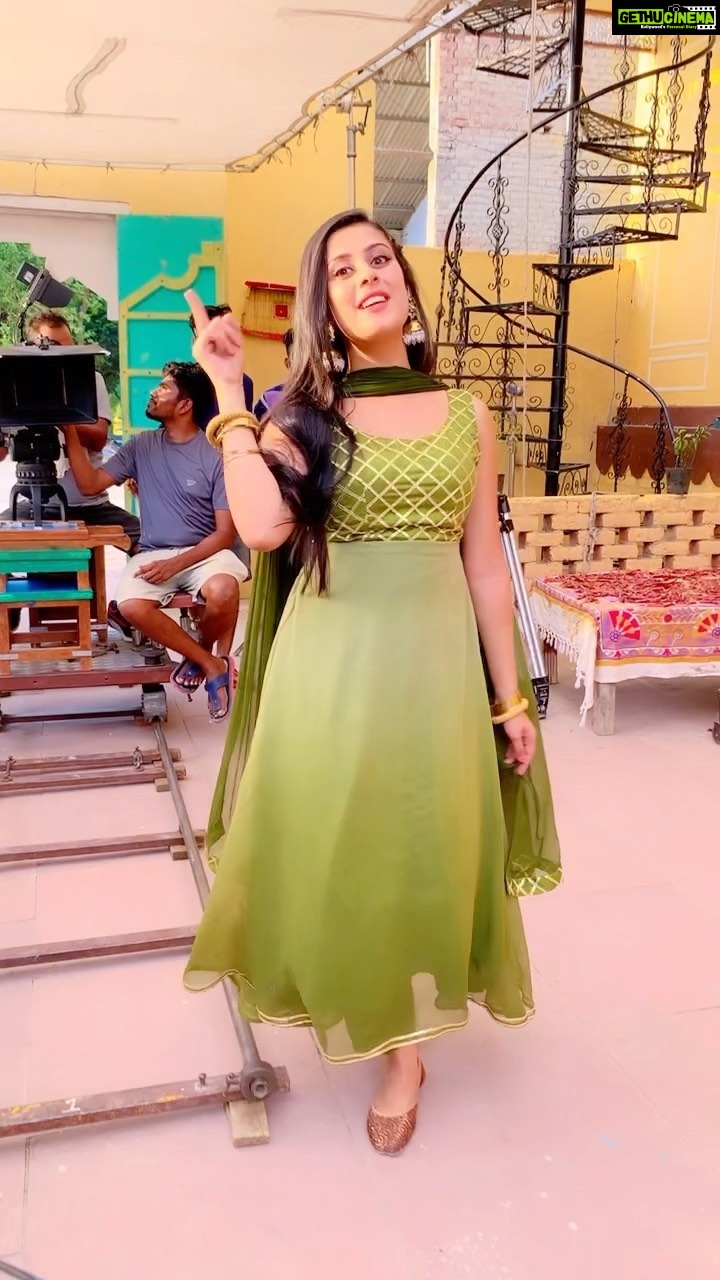 Isha Malviya Instagram - scene ke beech me banai gai reel!😬😍 . #bts#udaariyaan#ishamalviya#jassu
