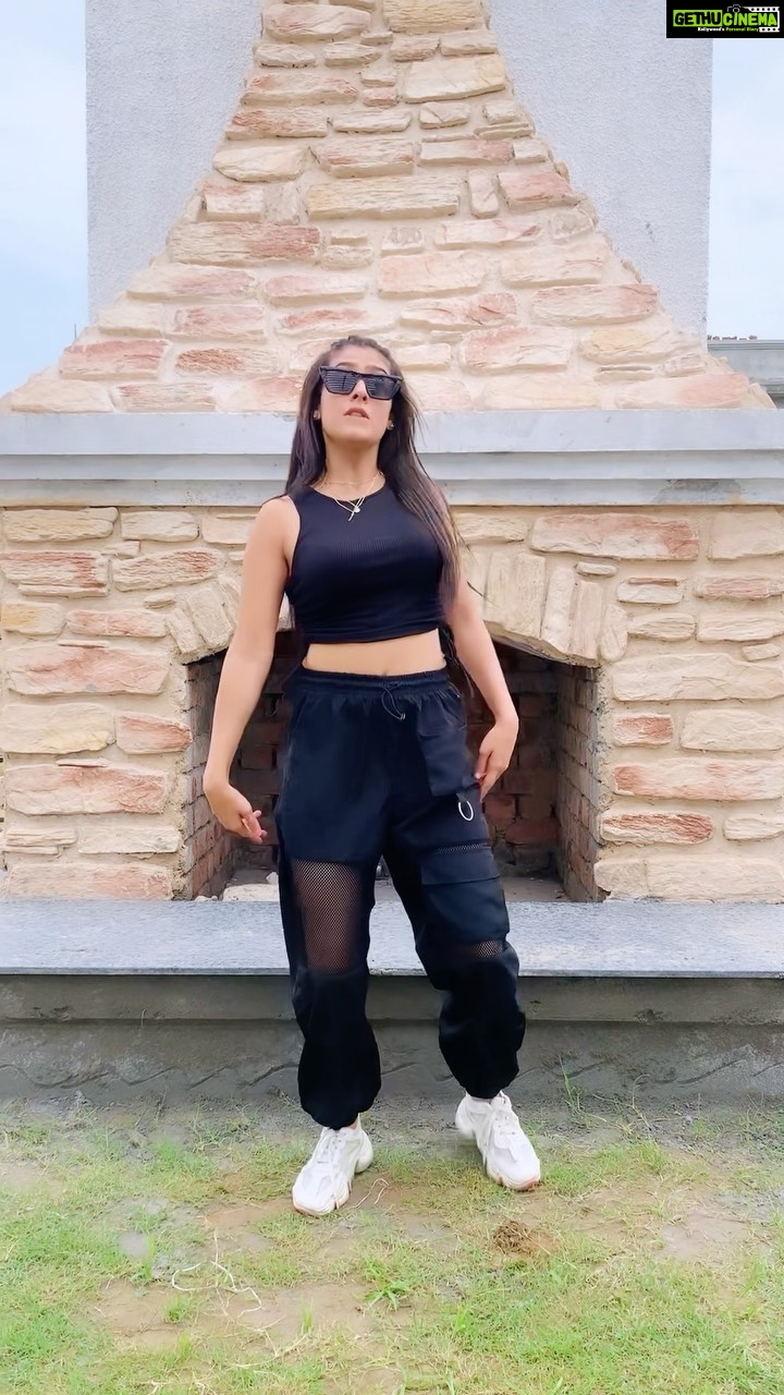 Isha Malviya Instagram - bhangra or western?💃🏻😉 . Hey @rashmeetkaurofficial! Cool moves on the video, here's my version of the mashup! #DaruHorPiyade #Jalebi #DHPxJalebi #newsong #punjabimusic #partymood #deepkalsi #rashmeetkaur #harjasharjaayi @sonymusicindia @deepkalsimusic @harjasharjaayi @kalamkaarmusic @akprojekts