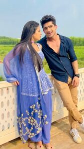 Isha Malviya Instagram - janu mai to janu chahat kya teri!😒
@aebyborntoshine ♥️
.
#reels#oldsong#jasmin#udaariyaan#amrik