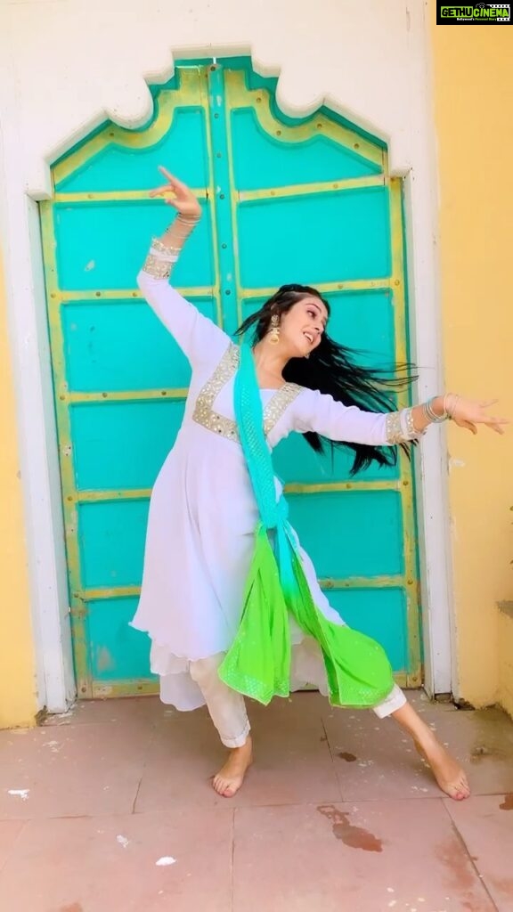 Isha Malviya Instagram - some classical moves🙈❤️ . #kathak#dance#reels#udaariyaan#jasminsandhu##gharmorepardesiya @colorstv