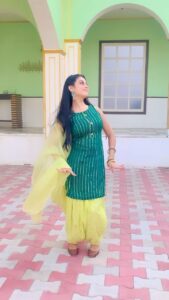 Isha Malviya Instagram - trending😉💚 . #trending#reels#reelit#dance