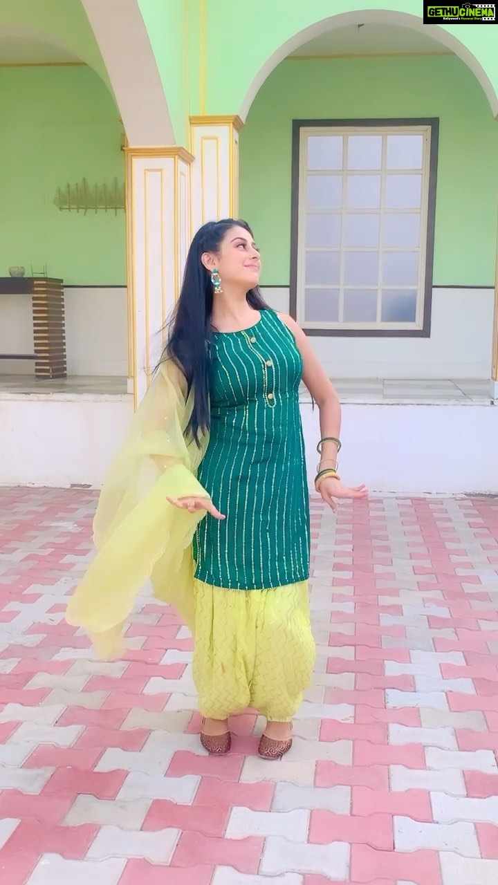 Isha Malviya - 282.3K Likes - trendingšš
.
#trending#reels#reelit#dance
