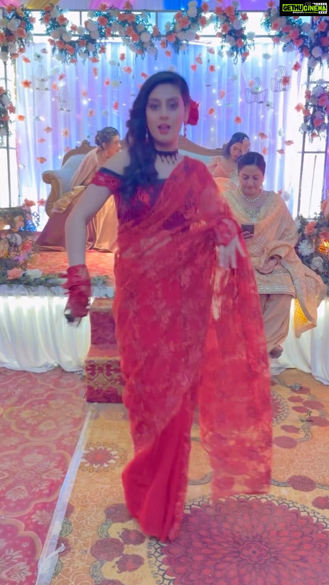 Isha Malviya Instagram - kaisi paheli zindagani..!🌹 . #jassu #udaariyaan #onset #recreation @colorstv