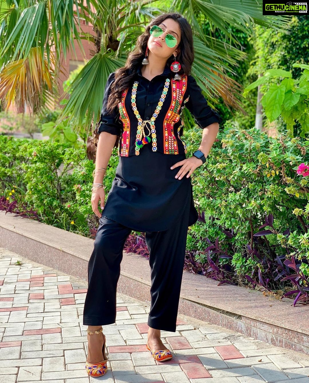 Isha Malviya Instagram - jatti ae barood wargi!💣🔥 1,2,3 or 4? . excited for the upcoming surprise?😉 styled by @sethchetna5 🖤 . #surpriseontheway#ishamalviya#udaariyaan
