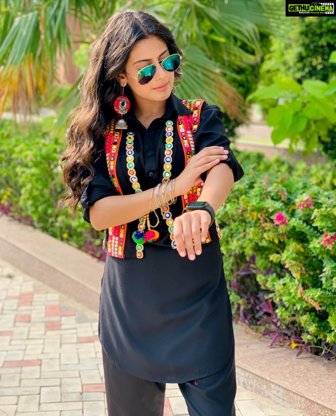 Isha Malviya Instagram - jatti ae barood wargi!💣🔥 1,2,3 or 4? . excited for the upcoming surprise?😉 styled by @sethchetna5 🖤 . #surpriseontheway#ishamalviya#udaariyaan