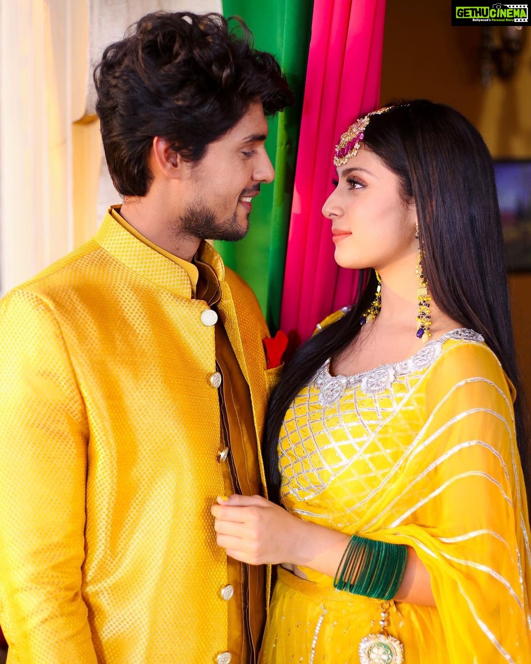 Isha Malviya Instagram - did you watch yesterday's episode?🙈 kaisi lagi fateh or jasmin ki peheli mulaqaat?💛 Checkout @6_ankitgupta in the second picture🤣 . styled by @sethchetna5 😍 . #ishamalviya#jasminsandhu#fatehsinghvirk#udaariyaan @colorstv