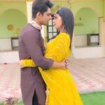 Isha Malviya Instagram - dekh lenaaa!💛 . @aebyborntoshine . #dekhlena#reels#reelkaro#amriksinghvirk#jasminsandhu#udaariyaan#ishamalviya