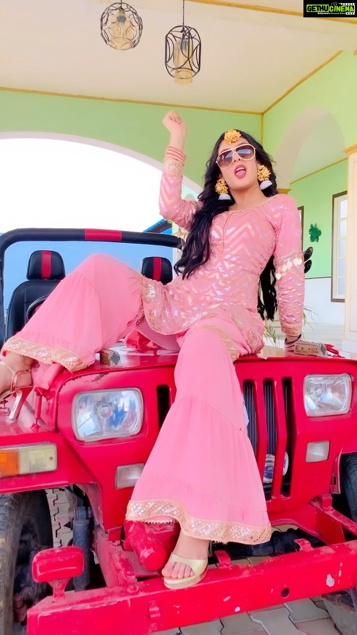 Isha Malviya Instagram - #Milli1 🔥 @rafsaperra @desifrenzy @sonymusic_north . #milli1life#reels#reelit#newsong#punjabi#udaariyaan#jasminsandhu