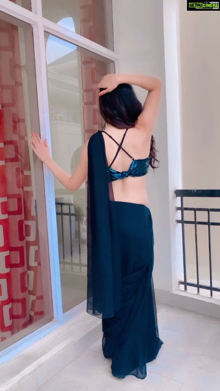 Isha Malviya Instagram - kare mujhe turn on!💣🔥 @mojindia #letsmoj#mojforindia #saree#bombbomb#dance#trend#newsong
