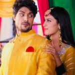 Isha Malviya Instagram - did you watch yesterday's episode?🙈 kaisi lagi fateh or jasmin ki peheli mulaqaat?💛 Checkout @6_ankitgupta in the second picture🤣 . styled by @sethchetna5 😍 . #ishamalviya#jasminsandhu#fatehsinghvirk#udaariyaan @colorstv