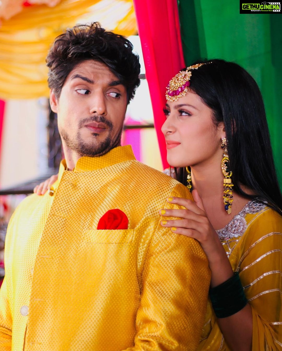 Isha Malviya Instagram - did you watch yesterday's episode?🙈 kaisi lagi fateh or jasmin ki peheli mulaqaat?💛 Checkout @6_ankitgupta in the second picture🤣 . styled by @sethchetna5 😍 . #ishamalviya#jasminsandhu#fatehsinghvirk#udaariyaan @colorstv