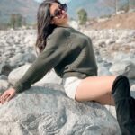Isha Malviya Instagram - I dare you to tag your crush in the comment section!🙈❤️ . which of the pictures do you like the most from 1st, 2nd and 3rd one?😍 . EDITS BY @lalitcreationz 🔥 . #ishamalviya#ishafam#fashion#manalivibes#throwback#majortb#himachalpradesh#manali#fashionmodel#explorepost#green#denim#blackboots#trendinglook#winters#hellodecember#winterdays#manalitrip#shootdone#stayconnected#blackshades#influencer#uniqueposes#makeup#hairstyle#sweatshirt#300kcominloveyouall❤️