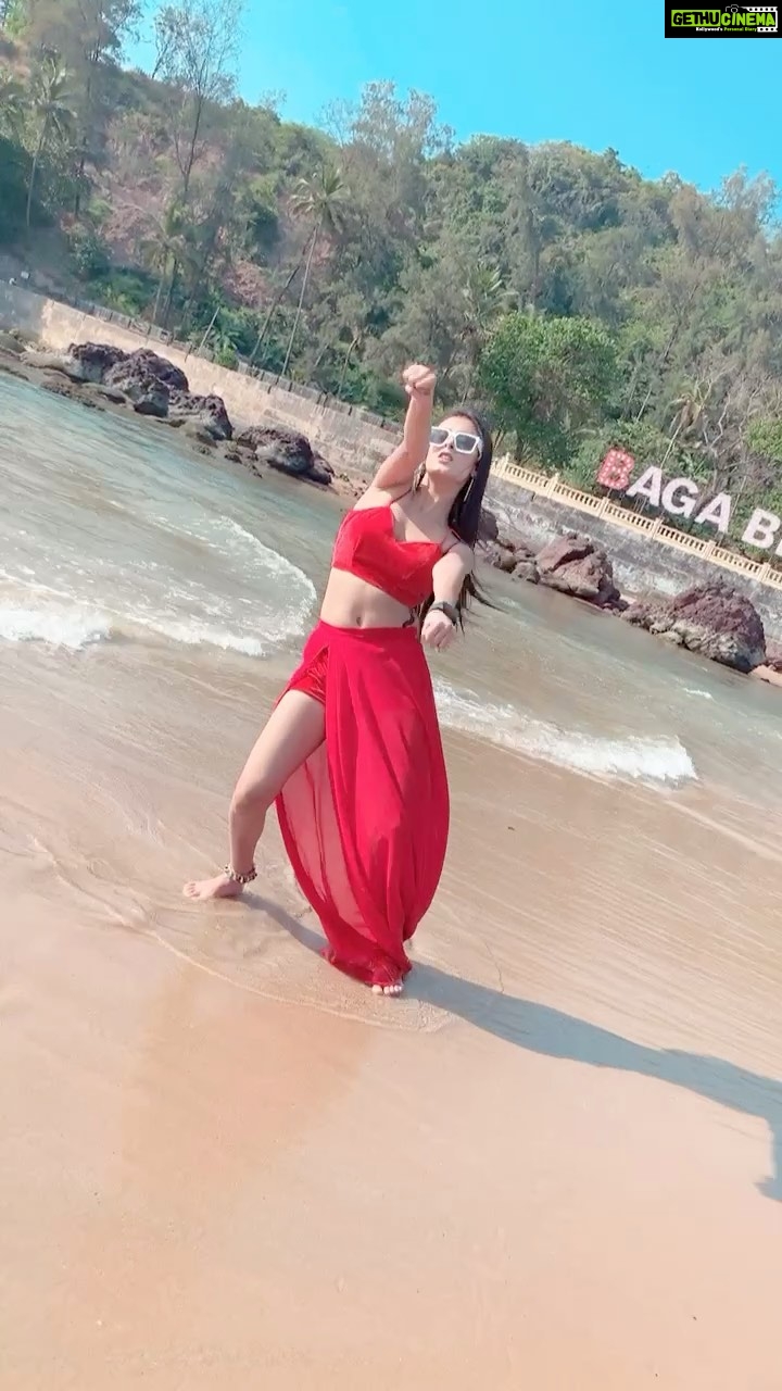 Isha Malviya Instagram - laila in goa🏝🔥 #reels#reelit#goa#reelkaro#explore#nachmerilaila#tonykakkar#bagabeach#ishafam @tonykakkar @anshul300 @heli_daruwala