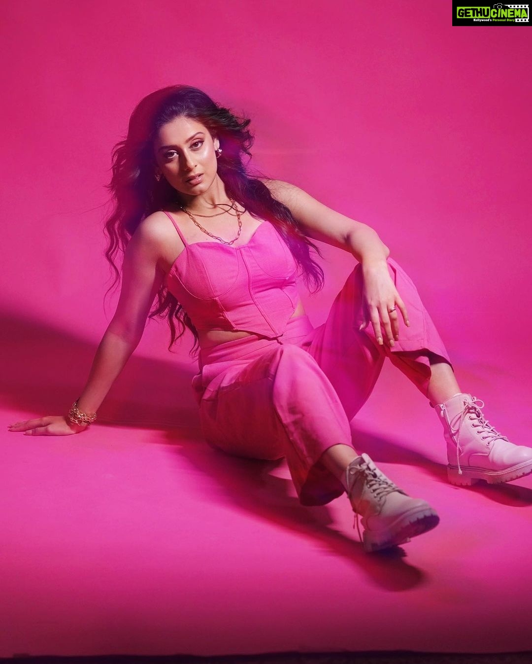 Isha Malviya Instagram - Pinkastic!π #ishamalviya . Photographer: @deepikasdeepclicks Makeup: @makeupbyharpyvirk Hair: @rup_vinder__makeover Styled by: @khwaish_mehta @isshhhbykhwaish Shoot Managed & Executed by: @insyncdigitals
