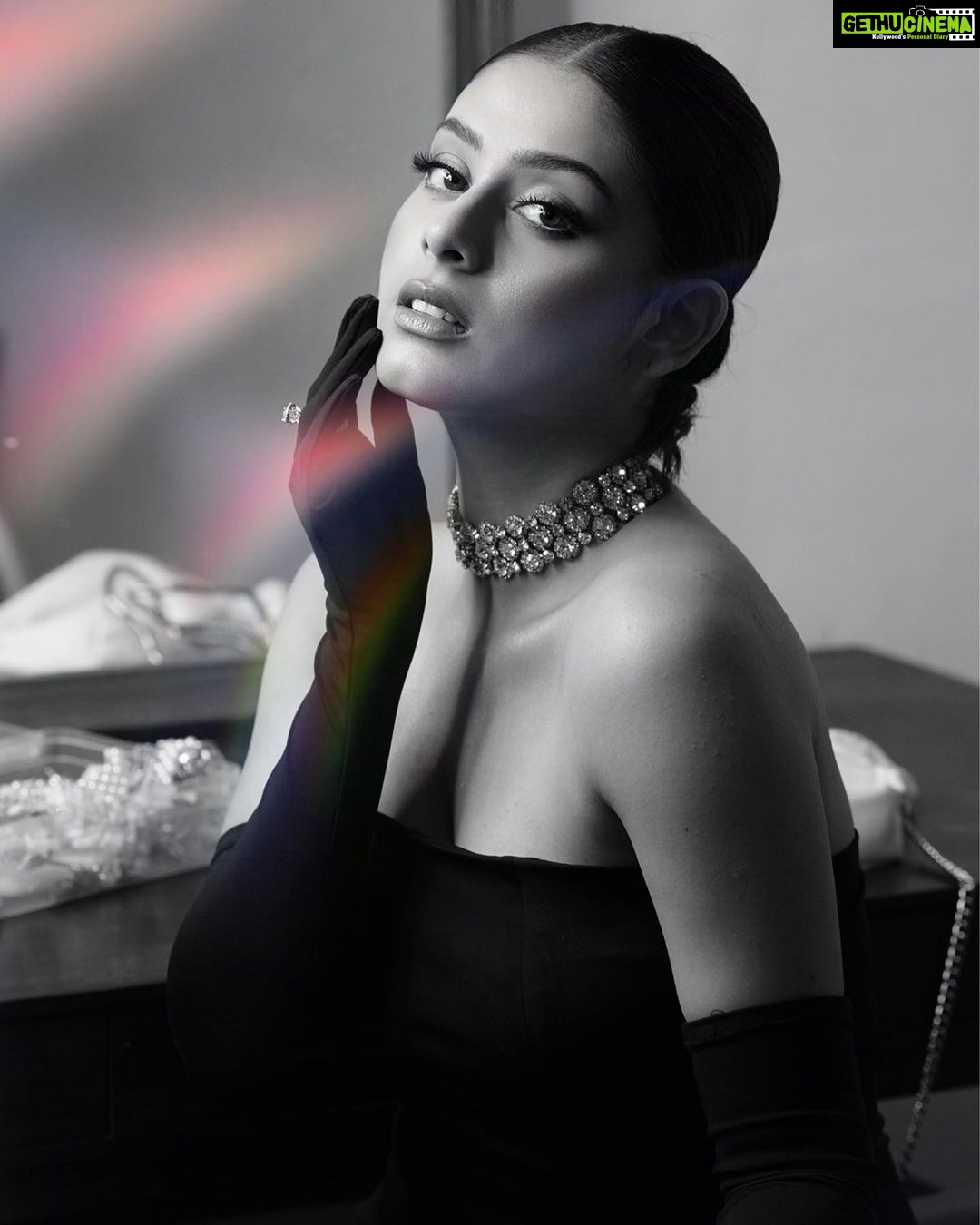 Isha Malviya Instagram - La vie est belle💫 . Photographer: @deepikasdeepclicks Makeup: @makeupbyharpyvirk Hair: @anwarhairstylist @rup_vinder__makeover Styled by: @khwaish_mehta @isshhhbykhwaish Shoot Managed & Executed by: @insyncdigitals . #ishamalviya