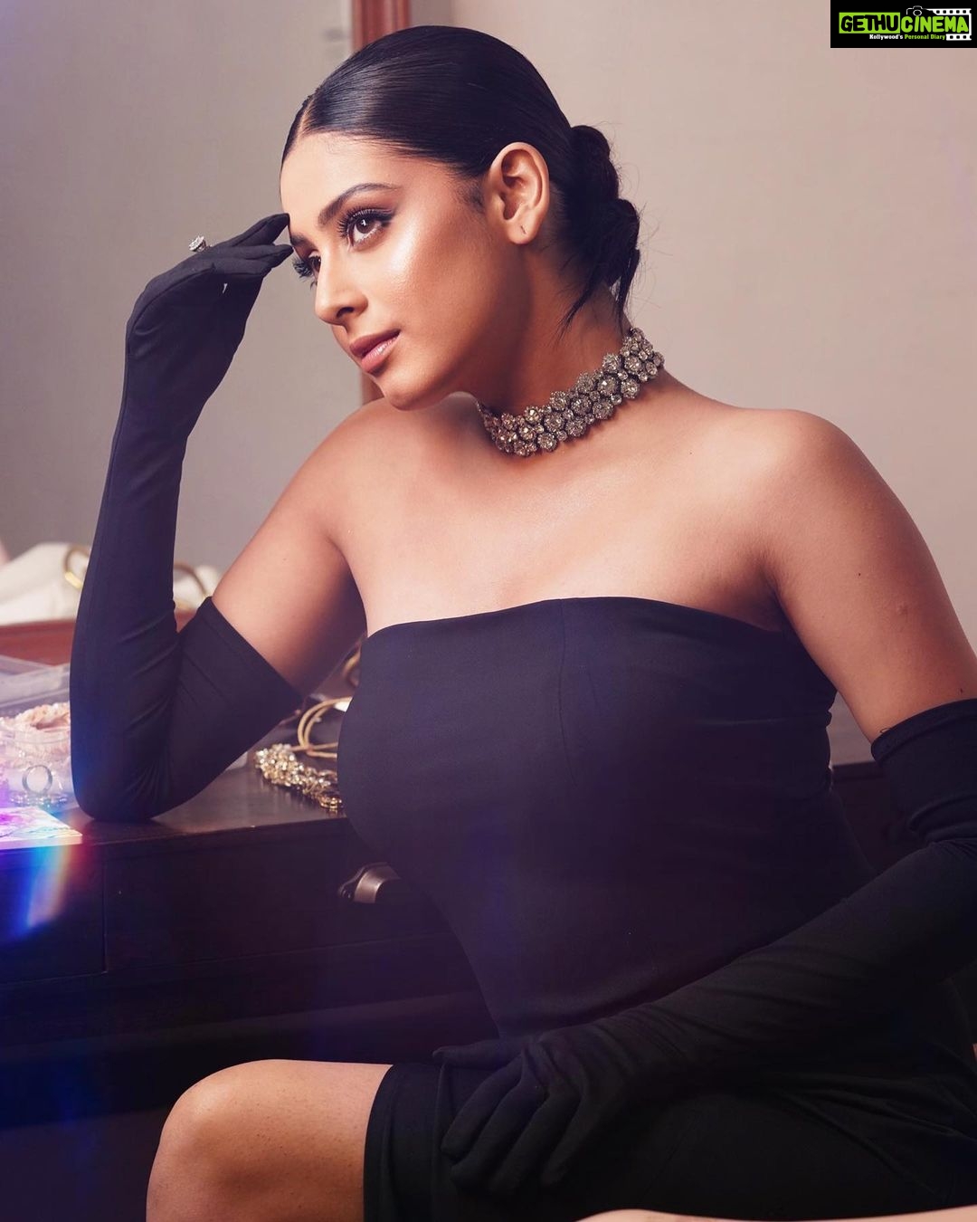 Isha Malviya Instagram - La vie est belle💫 . Photographer: @deepikasdeepclicks Makeup: @makeupbyharpyvirk Hair: @anwarhairstylist @rup_vinder__makeover Styled by: @khwaish_mehta @isshhhbykhwaish Shoot Managed & Executed by: @insyncdigitals . #ishamalviya