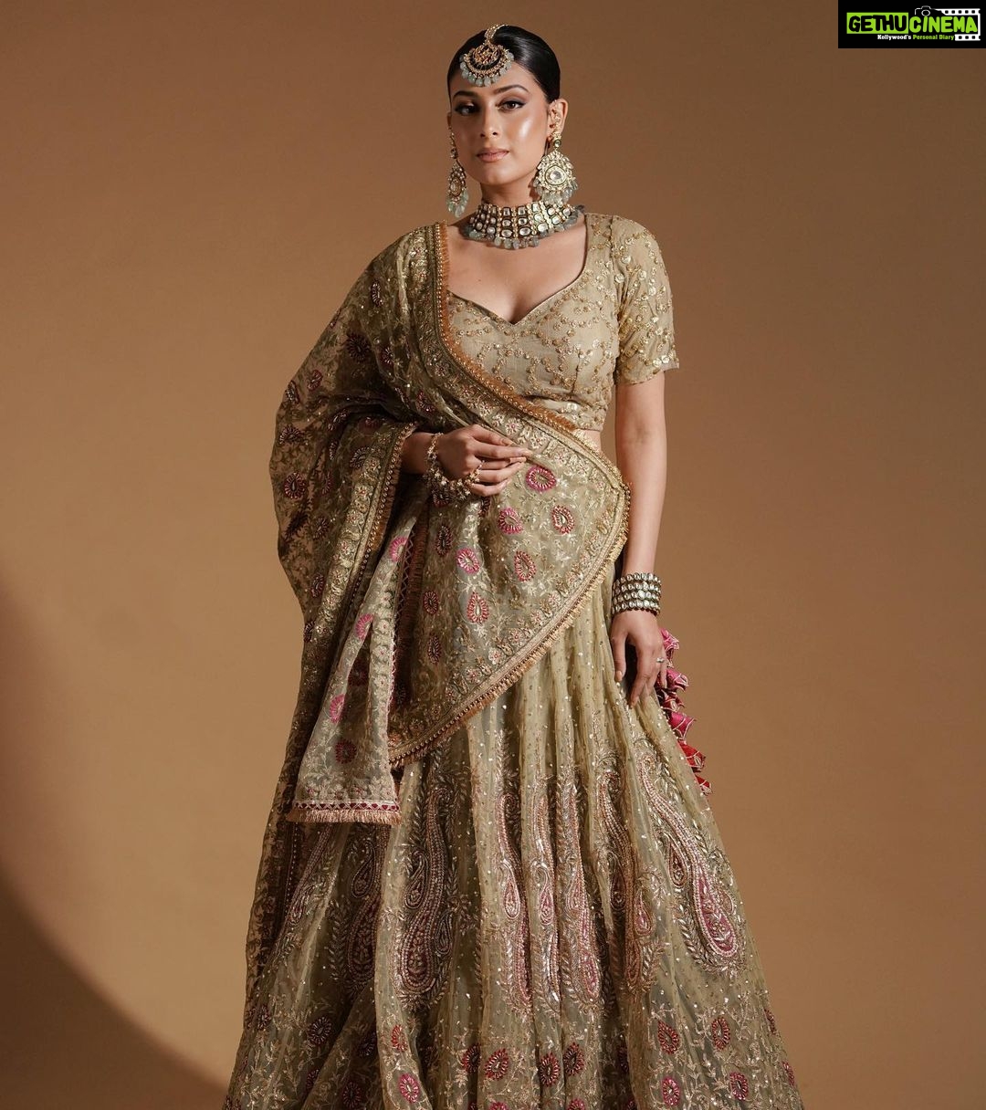 Isha Malviya Instagram - Nahi Mushkil Wafa, Zara Dekho Yahan Teri Aankhon Me Basta Hai Mera Jahan!✨ . Photographer: @deepikasdeepclicks Outfit: @the_rosegirl Makeup: @makeupbyharpyvirk Jewellery: @manimuktaajewels Hair: @anwarhairstylist Styled by: @khwaish_mehta @isshhhbykhwaish Location: @deepikasdeepclicks Shoot Managed & Executed by: @insyncdigitals . #ishamalviya