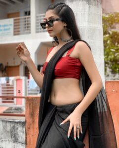 Isha Malviya Instagram - dil kya kare jab kisi ko, kisi se pyar ho jaye?🙈 . ➡️EDITS BY @lalitcreationz ❤️ ➡️SHADES FROM @swastik_collection_hoshangabad ❤️ . #saree#blacksaree#blackred#influencer#ishamalviya#ishafam#ikgoals#sareevibes#saturdayvibes#redblouse#designersaree#sareepose#shades#goodvibes#explorepage#model#quarantinedays#newpost#explorepost#dancer#anchor#230ksoon#sareeisavibe#traditional#keeploving#keepsupporting#loveyouall❤️ Hoshangabad