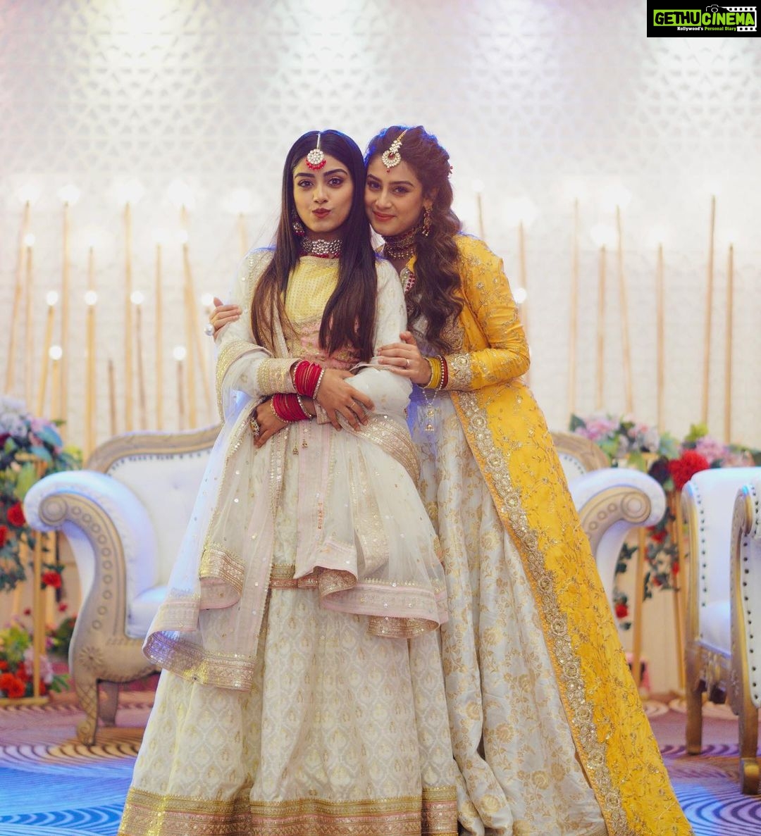 Isha Malviya Instagram - Posers —> swipe . Pic credits @akashdeep_16_50 . . . . . . . . . #udaariyaan #colors #nehmat #harleen #twinkle #candids #nehkleen
