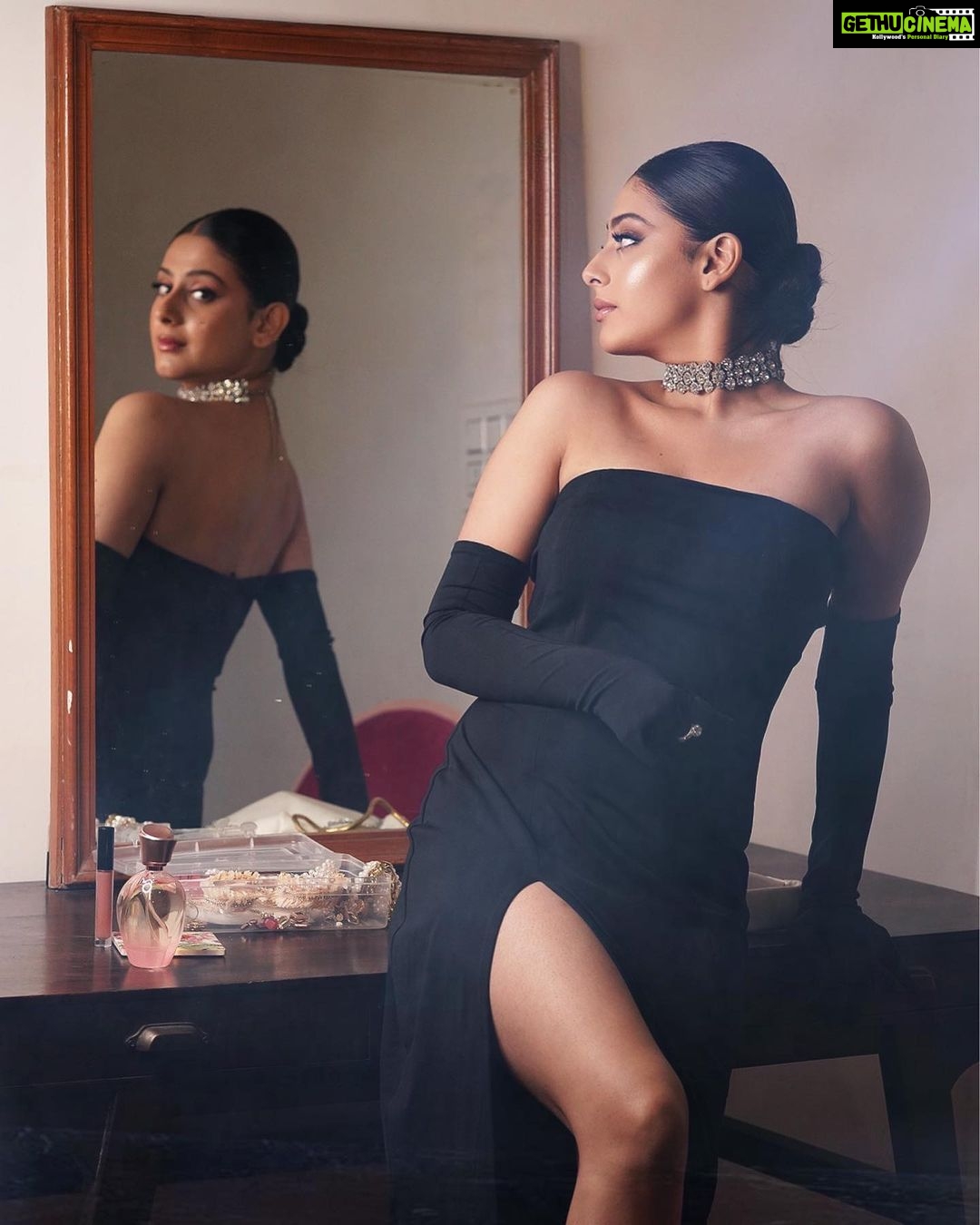 Isha Malviya Instagram - La vie est belle💫 . Photographer: @deepikasdeepclicks Makeup: @makeupbyharpyvirk Hair: @anwarhairstylist @rup_vinder__makeover Styled by: @khwaish_mehta @isshhhbykhwaish Shoot Managed & Executed by: @insyncdigitals . #ishamalviya