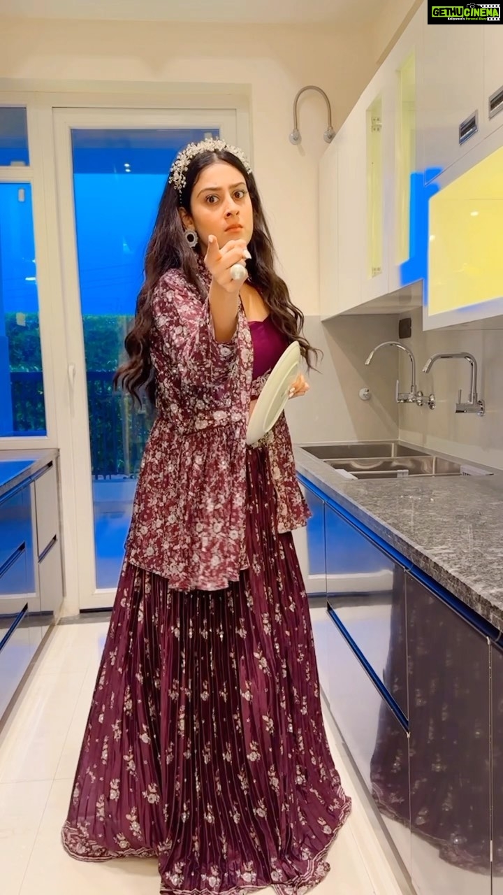 Isha Malviya Instagram - huhhhh!😏👊🏻 . Outfit from @doree_punjab 💜 . #oldsong #ishamalviya #traditional #reel #offscreen