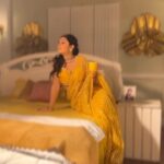 Isha Malviya Instagram - yellow!💛🙈 . #random #yellowsaree #reel #jassu #udaariyaan