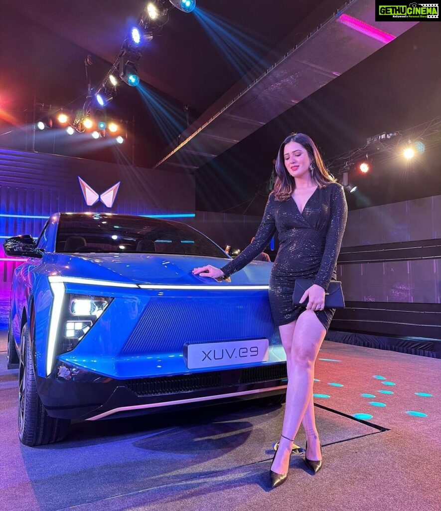 Isha Rikhi Instagram - What an incredible show it was! Thank you @mahindra_auto for the invite. Extremely excited to be a part of the electric revolution. 🖤 #MahindraEVFashionFestival #Mahindra #BE #xuv #bornelectricvision