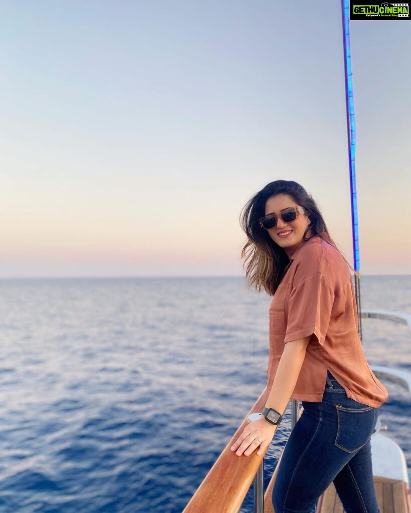 Isha Rikhi Instagram - The ocean is a poem without words 🌊🇪🇬🤎 #egypt #2022 #travel #explore #shermaelsheikh #happy Sharm El Sheikh Egypt