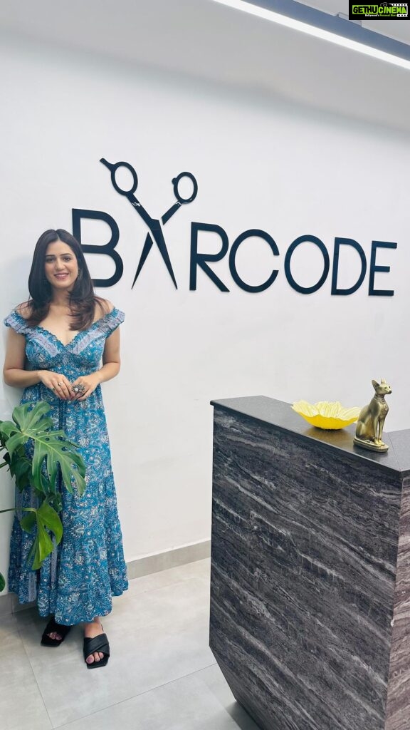 Isha Rikhi Instagram - Hope you’re day is as great as your hair 💇‍♀ @barcodesalon #newhaircut #goodhairday #selflove #barcodesalon