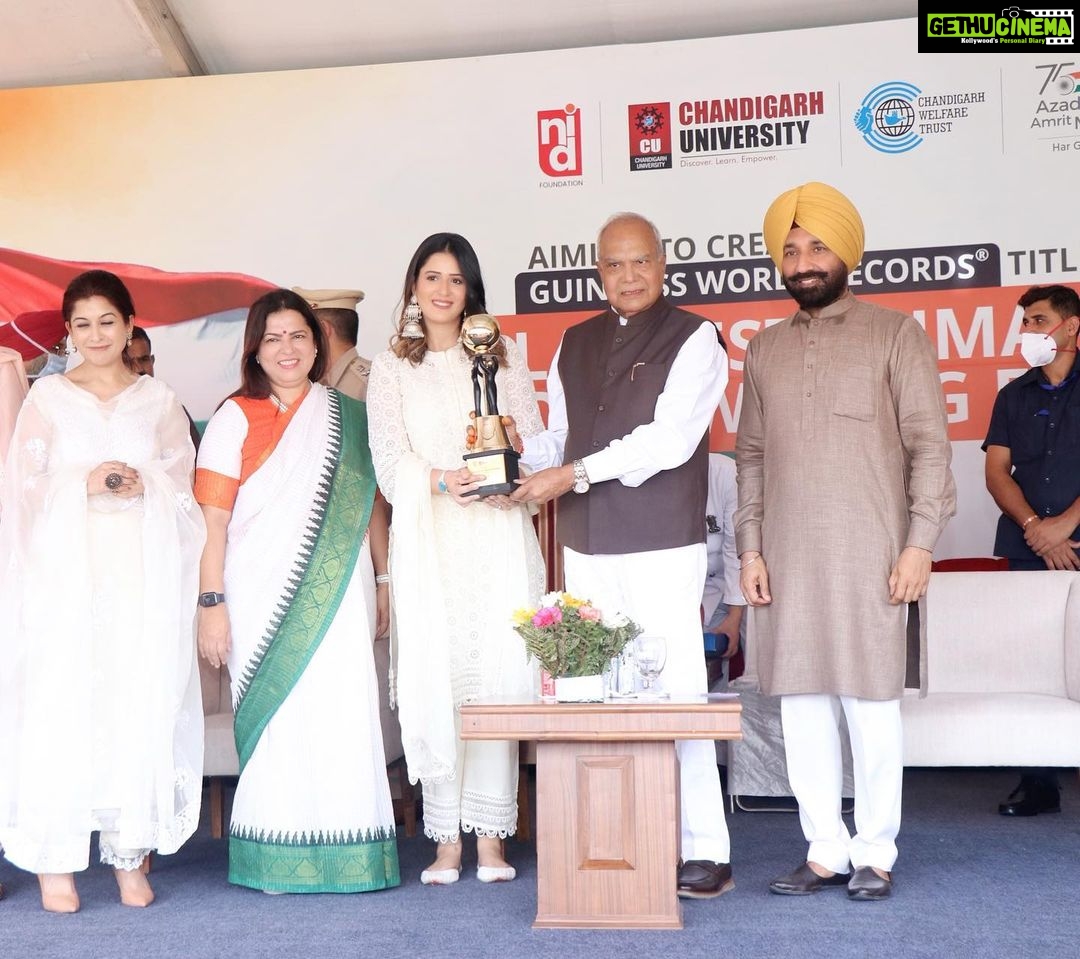 Isha Rikhi Instagram - A Proud Moment for the Entire Nation! It was a great experience to be part of the Guinness World Records Title attempt of the Largest Human Image of a Waving Flag. 🇮🇳 Cheers to our 5885 patriotic & enthusiastic students who made it happen.👏🏻😊 It was an honor to get the Youth Icon Award from the Shri #BanwarilalPurohit Ji Honourable #GovernorofPunjab, UT Administration, Smt. Meenakshi Lekhi Ji, Honourable Union Minister of State for External Affairs and Culture, Government of India.🙏🏻 @onedigitalentertainment @jass_dhanjal
