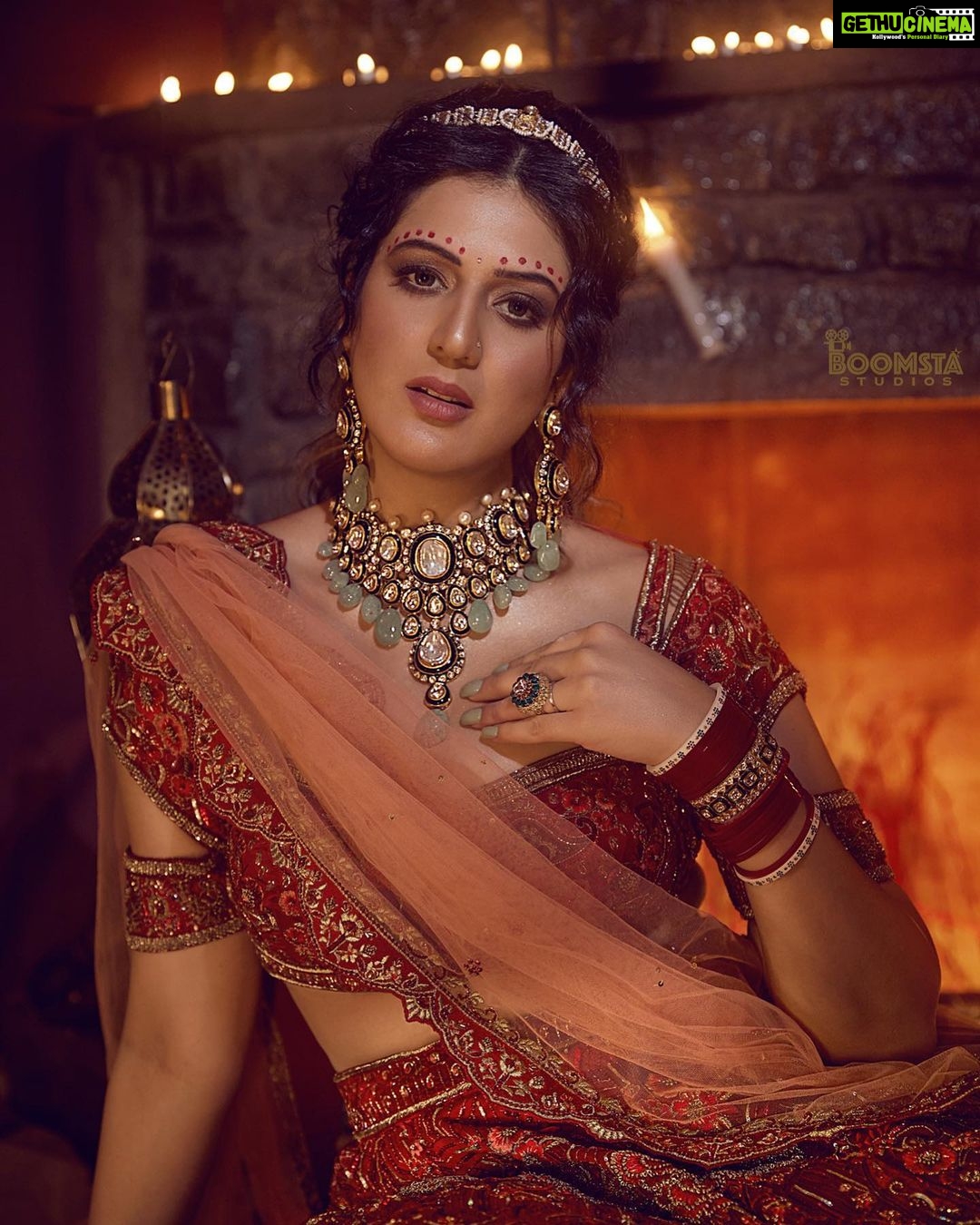 Isha Rikhi Instagram - ✨✨✨✨ Photography by @boomstastudio Makeup and hair by @glazoschool Set Art Design by @denyrajput @im_cairvee Glazo school team - @harryrajput64 @denyrajput @im_cairvee @minakshimakeup @banka_mumbai @rohitrajput26 Lashes by @faccibeauty Costume by @rosecreationsludhiana Rose creation team @shavu_kaur Jewellery by @santramsjewelry Decor props by @bliss_by_rashi