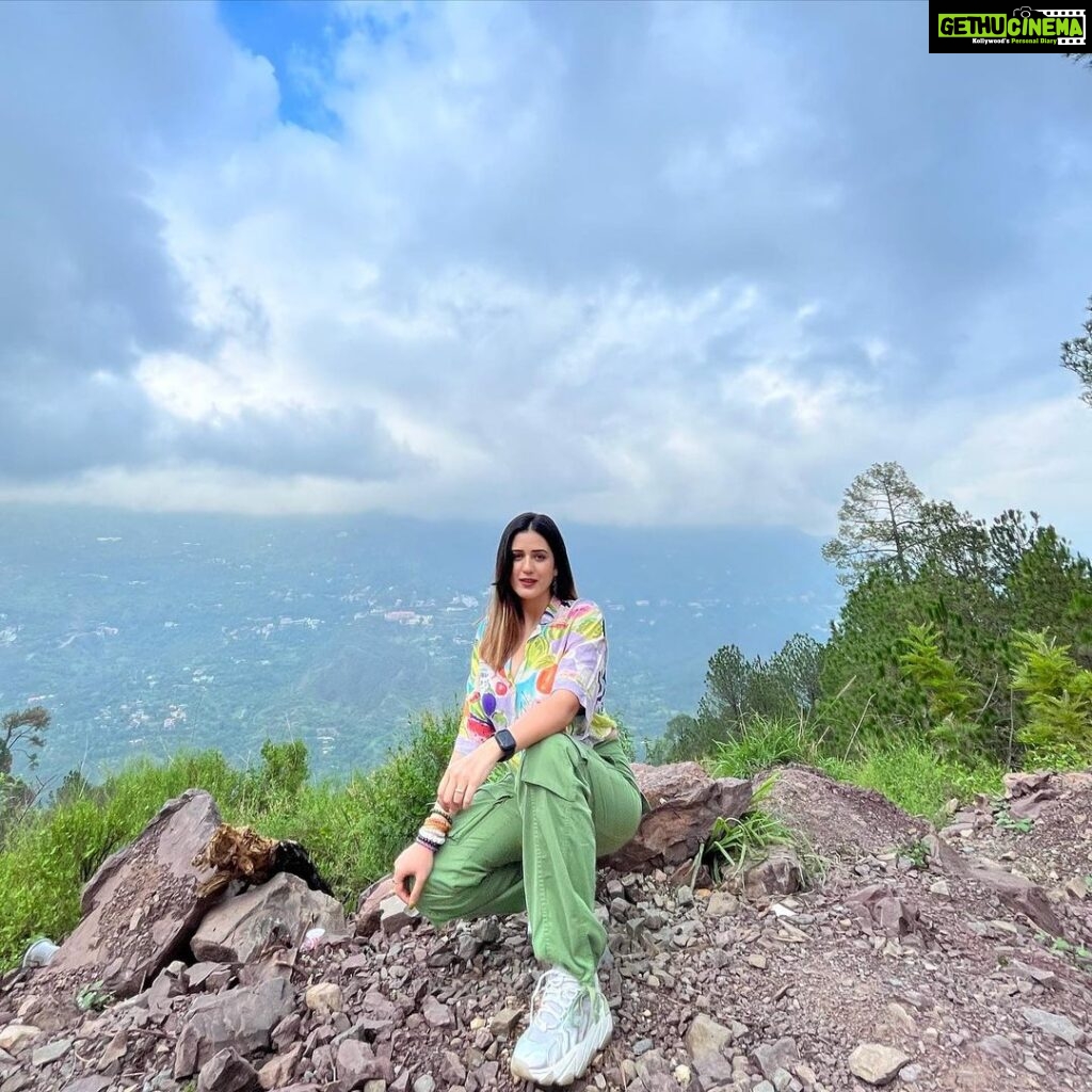 Isha Rikhi Instagram - Go where you breathe free ⛰🫶🏻☘️ #mountains #lover #nature
