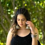 Isha Rikhi Instagram - 🥨 Jewellery @thefashionparadestore Outfit @houseofchikankari.in HMU @prabhmakeover @harry_hairstylish Video 🎥 @arsh_234 #SaadiReelSaadiFeel #reelitfeelit #kalasuit