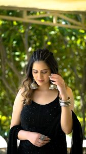 Isha Rikhi Instagram - 🥨

Jewellery @thefashionparadestore 
Outfit @houseofchikankari.in 

HMU @prabhmakeover @harry_hairstylish 
Video 🎥 @arsh_234 

#SaadiReelSaadiFeel #reelitfeelit #kalasuit