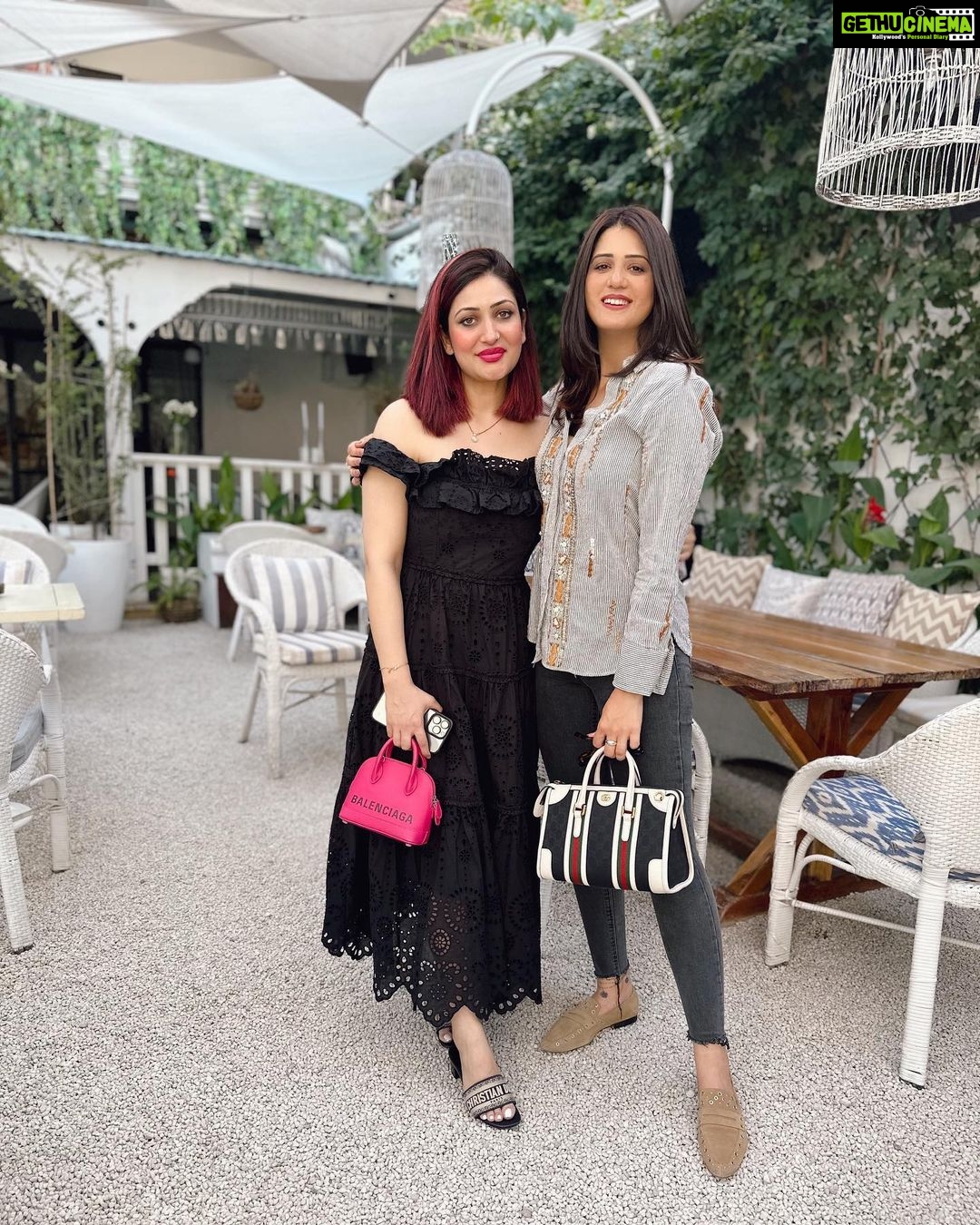 Isha Rikhi Instagram - Lunch scene with @s_u_r_i_l_i_e 🥙 💃🏻🌼 Olive Cafe & Bar, Chandigarh