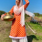 Isha Rikhi Instagram - Guess kero kehdi movie di look aa ? let’s see koun koun sahi guess kerda aa 😜 #throwback #bts #SaadiReelSaadiFeel #isharikhi