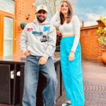 Isha Rikhi Instagram - ਖੁਸ਼ੀਆਂ ਬੀਜ ਜਾਵਾਨਾਂ ਹਾਸੇ ਉੱਗਣਗੇ ਹਾਸੇ 🌸🤗 @isharikhi 😬 #RaghveerBoli #IshaRikhi #PollyWood #SochtonParey #London #Uk #Punjabi London, United Kingdom