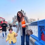 Isha Rikhi Instagram - Find joy in the simple things and life will always be fulfilling 😇💕👨‍👩‍👦 #friendslikefamily #london🇬🇧 #memories #2023 London Bridge