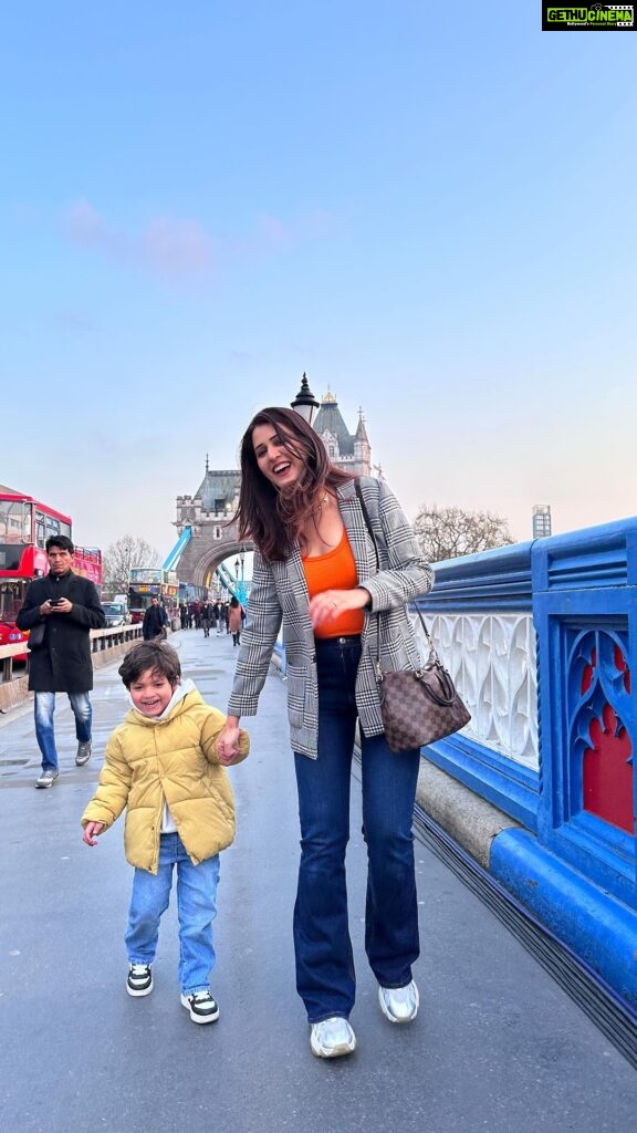 Isha Rikhi Instagram - Find joy in the simple things and life will always be fulfilling 😇💕👨‍👩‍👦 #friendslikefamily #london🇬🇧 #memories #2023 London Bridge
