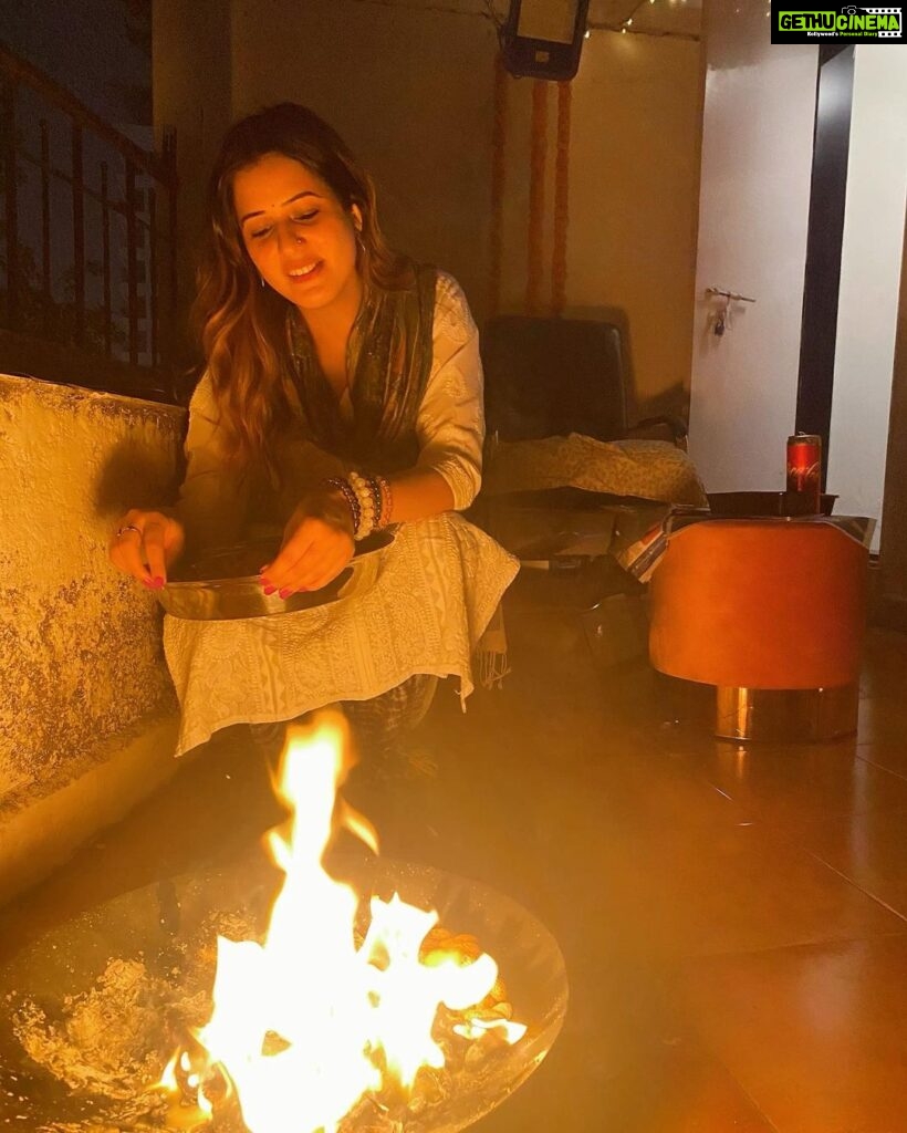 Isha Rikhi Instagram - Lohri diyan lakh lakh wadhayiaan 🔥🙏🏻😊 may the lohri fire burn away all the sadness out of your life and bring you joy, happiness and love. ❤️✨