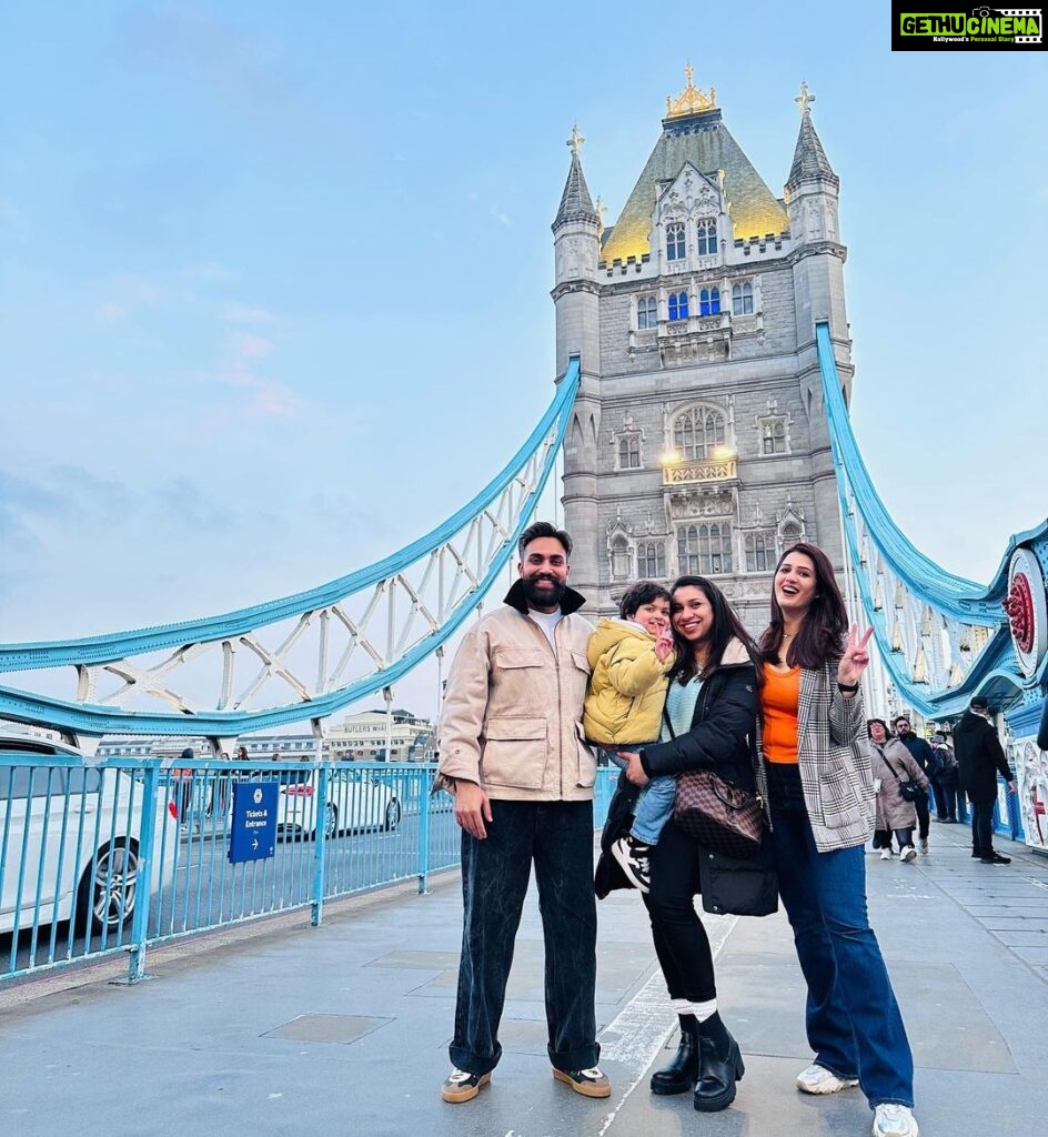 Isha Rikhi Instagram - Thank you Gagan,Pinky & my lil pumpkin Morya for the beautiful memories🤗😘 I had a blast with u guys wish I could spend some more time but never mind hope to see u super soon❤ much much love London Bridge